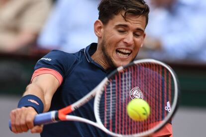 Dominic Thiem devuelve la bola a Nadal.