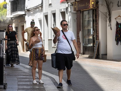 Varias personas caminan por la calle, a 5 de agosto de 2025, en Mérida (Badajoz).