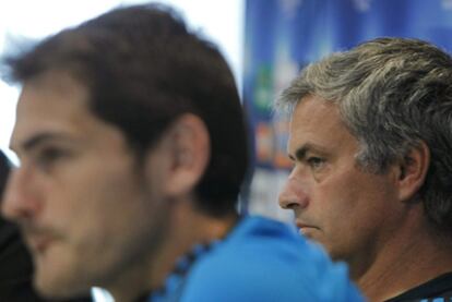 Casillas y Mourinho, durante la rueda de prensa previa al partido contra el Lyon.