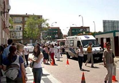 Imagen de las ambulancias desplazadas para atender a los 100 intoxicados en Getafe.