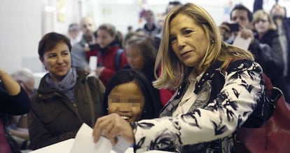 La vicepresidenta de la Generalitat, Joana Ortega, deposita su voto en el colegio Sagrada Familia de Barcelona