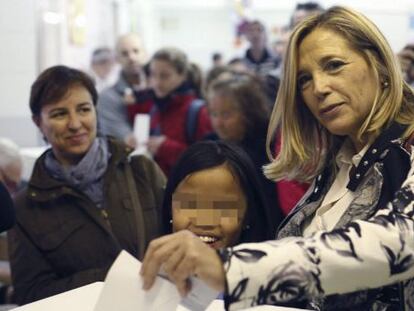 La vicepresidenta de la Generalitat, Joana Ortega, deposita su voto en el colegio Sagrada Familia de Barcelona