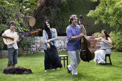 El compositor Jordi Savall, junto a su esposa, la soprano Montserrat Figueras, y sus hijos, Ferran y Arianna (sentada).