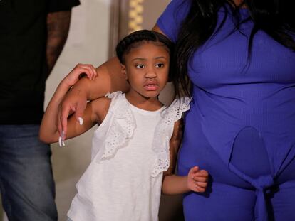 Gianna Floyd y su madre, Roxie Washington, en un homenaje a su padre, George Floyd, en el ayuntamiento de Minneapolis, el 2 de junio de 2020.