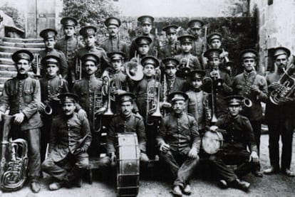 A Unión de Guláns delante de la rectoral en 1927, cuando estaba dirigida por Constante Carracedo (segundo por la derecha en la primera fila).