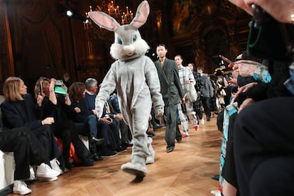 Modelos disfrazados de animales en el último desfile de Stella McCartney en París.