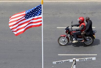 Nairobi recibe a Obama con banderas estadounidenses por las principales calle de la ciudad. El presidente de Estados Unidos realiza una visita de tres días en Kenia.