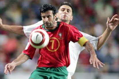 Figo controlando el balón en un momento del encuentro entre su selección y la de Eslovaquia.