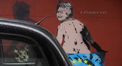 Grafiti con la imagen desnuda de la reina Isabel de Inglaterra tapándose con una bandera de la UE.