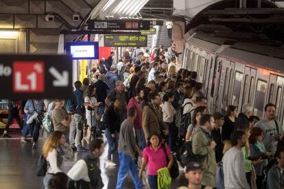 Numerosos usuarios, en uno de los andenes de Metro en Plaza de España de Barcelona, este viernes.