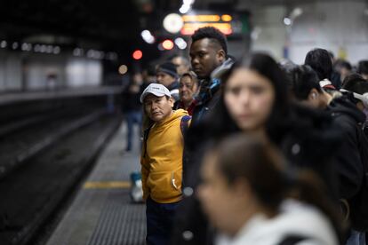 Usuarios de Rodalies esperan la llegada del tren en la estación de Sants (Barcelona). 

