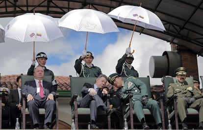 El presidente Colombiano Juan Manuel Santos, segundo por la izquierda, conversa con el Comandante General de las Fuerzas Armadas Juan Pablo Rodr&iacute;guez durante una ceremonia militar en Bogot&aacute;.