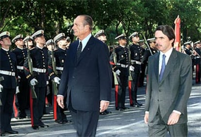 José María Aznar y Jacques Chirac pasan revista a las tropas durante la cumbre hispano-francesa.