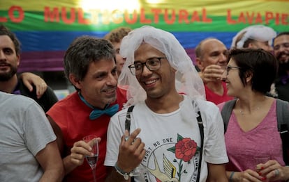 Un grupo de parejas participa en una boda multitudinaria interracial e intercultural en el mercado de San Fernando.