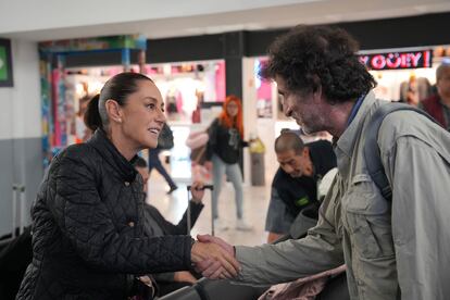 Claudia Sheinbaum en el Aeropuerto Internacional de Ciudad de México, antes de partir a Canadá para participar en el encuentro de líderes mundiales G7.