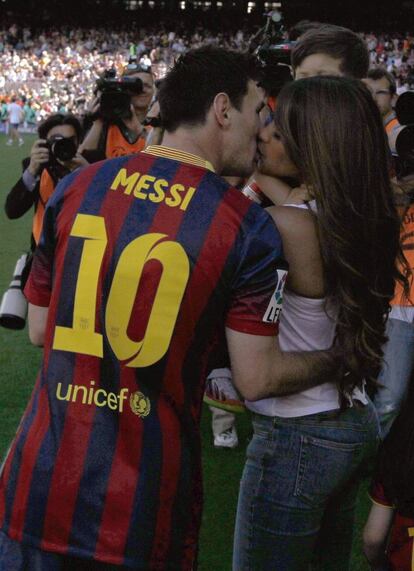 Messi besa a su pareja Antonella Roccuzzo.