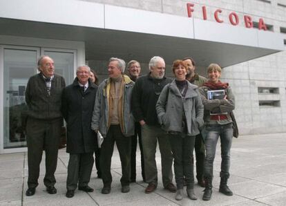 El impulsor del Congreso Atlantiar, Xabier Otero, en el centro con jersey negro, ayer antes de presentar las jornadas.