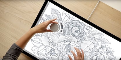 <p>La paleta de este lienzo interactivo y digital es el <a href="https://www.microsoft.com/en-us/search/result.aspx?q=surface+dial&search=">Surface Dial</a>. Se trata de un dispositivo circular sensible al tacto, parecido al control de volumen que se pega sobre la pantalla. Este permite cambiar el tamaño o tipo del pincel, el color, hacer zoom sobre cualquier parte de la imagen, avanzar o retroceder en la edición o acceder a accesorios específicos de arquitectura, ingeniería y diseño gráfico.</p>