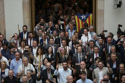 Alcaldes al Parlament en acabar el ple en què es va votar la independència.
