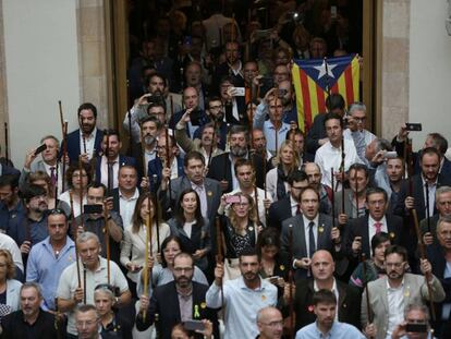 Alcaldes al Parlament en acabar el ple en què es va votar la independència.