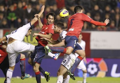 Xabi Alonso (center) is caught in a melee during Real Madrid&#039;s match against Osasuna. 