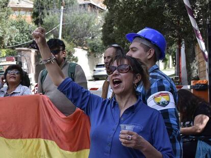 Un grupo de personas favorables al nuevo Gobierno de Bolivia, este lunes en La Paz. 