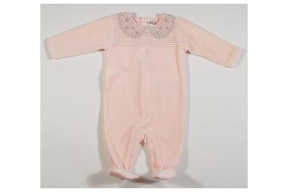 En sus primeras semanas de vida, Giulia va a necesitar mucha comodidad. Este pijamita rosa de Baby Dior es de algodón muy suave y en lugar de tener puntillas, que puedan resultarle incómodas, lleva el bordado dibujado. Cuesta 150 euros (aprox.) y se puede lavar sin problema en la lavadora. 