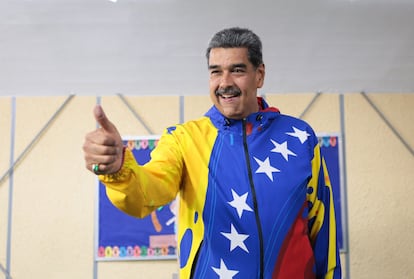 El presidente Nicolás Maduro muestra su pulgar tras haber ejercido su voto. 