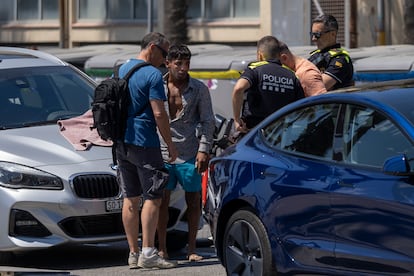 Policías detienen a una persona en la Barceloneta en Mayo de 2022.