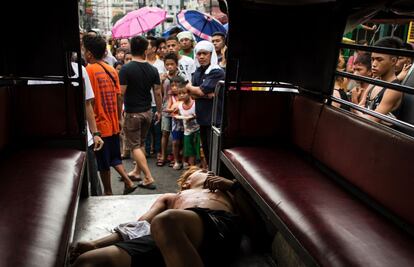 Duterte cumplió su promesa sobre el número de muertos, condenando a grupos de derechos humanos que advirtieron que podría estar orquestando un crimen contra la humanidad mientras policías y asesinos desconocidos llenaban los barrios pobres de cadáveres. En la imagen, el cuerpo de un presunto narcotraficante permanece en el interior de un jeep después d euna redada llevada a cabo por la policía.