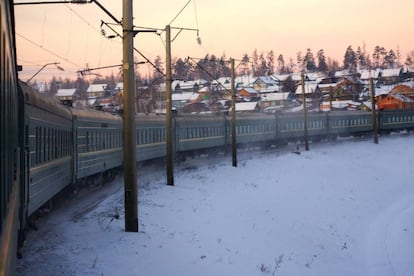 En Siberia, las praderas y bosques de abetos han de contemplarse bajo un espeso manto de nieve y cuando las temperaturas marcan hasta 26 grados bajo cero. Eso sí, desde la calidez de un tren climatizado. Aunque hay diversos recorridos disponibles, la mayoría transitan por esta región de Rusia, con escalas en Perm, Yekaterinburg e Irkutsk, junto al lago (helado en estas fechas) Baikal.