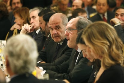 Pajín, Jáuregui, Caamaño, Chaves, Gabilondo, González Sinde y Garmendia, en un desayuno informativo de la ministra Chacón.