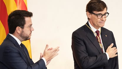 El presidente de la Generalitat, Salvador Illa, agradece los aplausos en presencia de su antecesor en el cargo, Pere Aragonès, en su toma de posesión el 12 de agosto en Barcelona.