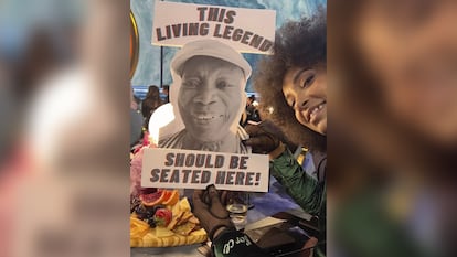 La cantante Esperanza Spalding muestra una imagen en protesta porque los Grammy le negaron asiento a Milton Nascimento en la ceremonia de entrega de premios, a pesar de estar nominado en una categoría.
2 de febrero de 2024.