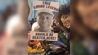Esperanza Spalding muestra en protesta una imagen de Milton Nascimento durante la entrega de los Grammy 2025.
