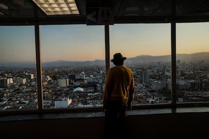 Un visitante observa el atardecer desde el piso 37. 