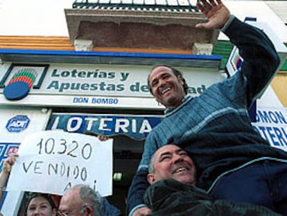 Los afortunados de la barriada malagueña del Puerto de la Torre celebran el primer premio.