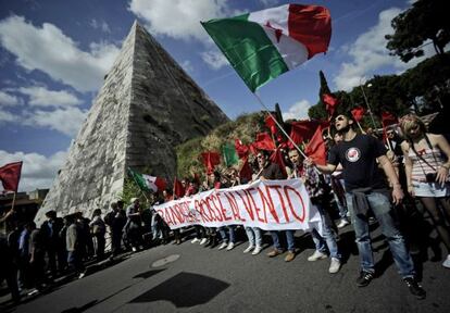 Manifestantes en Roma conmemoran el 25 de abril.