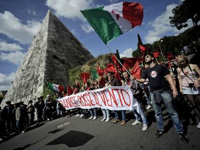 Manifestantes en Roma conmemoran el 25 de abril.