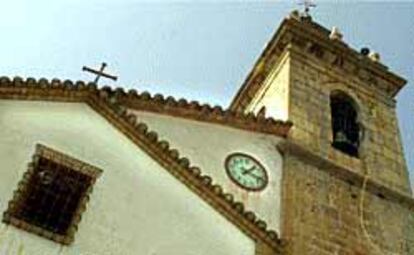 El reloj de propiedad municipal situado en el frontis de la Iglesia de An, junto al campanario.