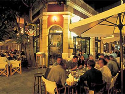 En las tabernas del barrio judío de Salónica, en Grecia, se respira el ambiente de las ciudades mediterráneas.