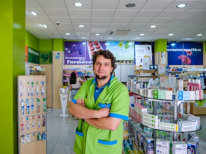 El farmacéutico Carlos Fernández, en su farmacia de Almería.