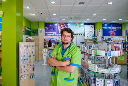 El farmacéutico Carlos Fernández, en su farmacia de Almería.