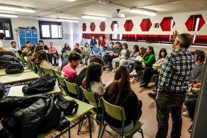 El profesor de Historia Carlos Díez prepara la ruta en homenaje a Ricardo Esparza junto a los alumnos del grupo de memoria histórica, el 19 de febrero de 2025.