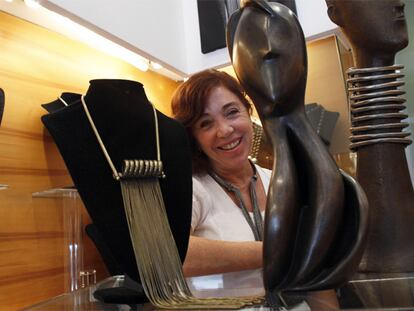 Elena Cáncer, entre algunas de sus joyas y esculturas en su tienda de la calle de Velázquez.