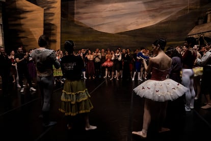 Los bailarines festejan en el escenario después del cierre del telón en el Teatro Colón.