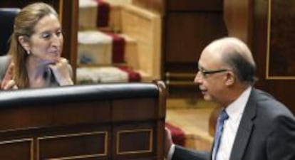 La ministra de Fomento, Ana Pastor, y el titular de Hacienda, Crist&oacute;bal Montoro, en el Congreso de los Diputados.