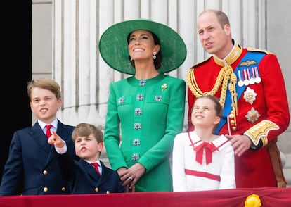 El color elegido por Kate Middleton es un verde esmeralda muy favorecedor y alegre, que sirvió como guiño y homenaje de la princesa de Gales a Irlanda.