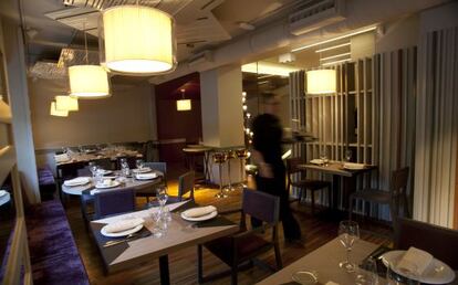 Comedor del restaurante IO, iniciales del chef Iñaki Oyarbide, en Madrid.