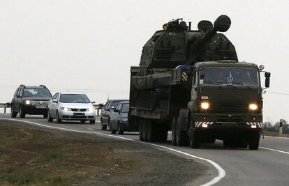 Un camión militar ruso cargado con unidades de obuses autopropulsados circula por la carretera a las fuertas kamensk.